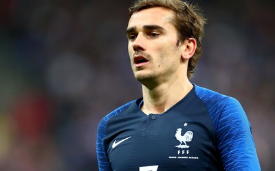 米兰电竞评论-安德里希庆祝时与队友拥抱庆祝胜利